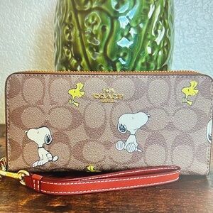 Coach x peanut snoopy large zip wallet